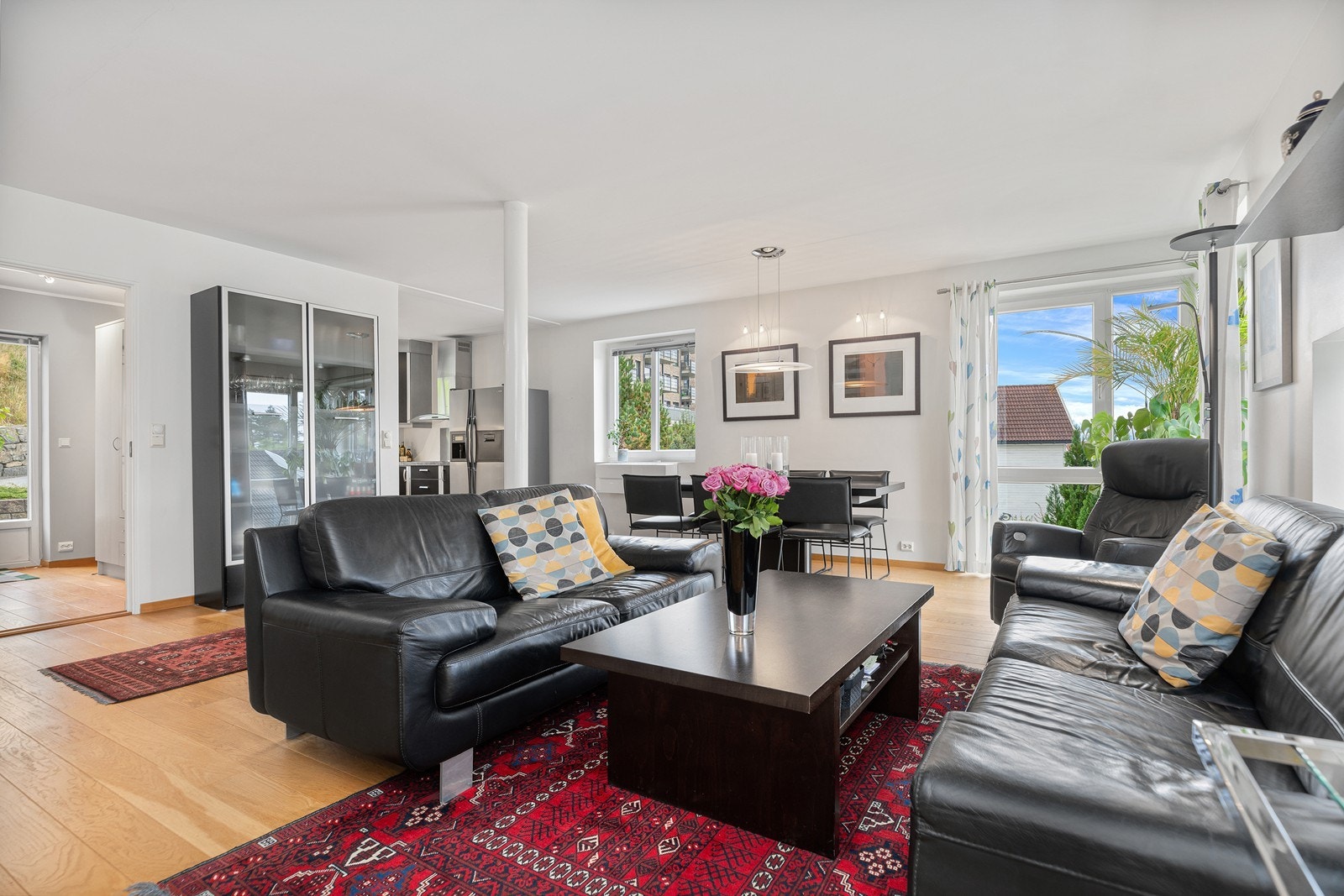 Romslig stue med god plass til egen sofa- og spisegruppe Galleribilde