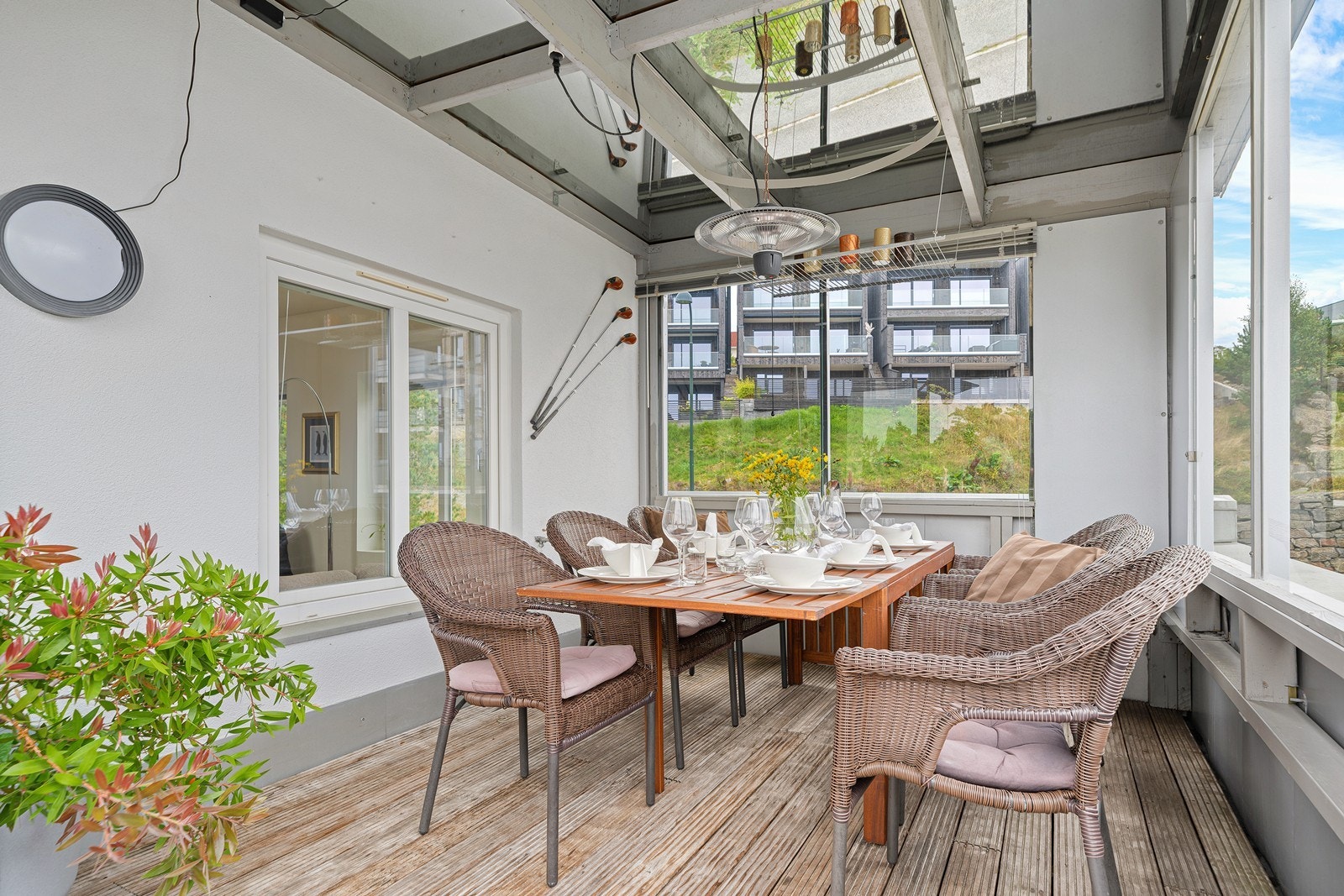 Med varmelampe og pledd kan du bruke utestuen tidlig vår og langt utover høsten Galleribilde