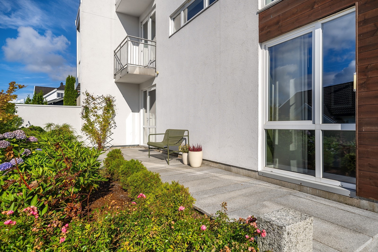 Her er det nok av plass til å innrede med koselig sittegruppe Galleribilde