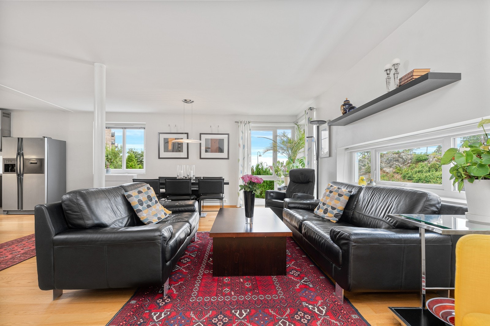 Boligen ligger i et etablert og familievennlig boligområde i Fidjeåsen, like ved Tømmerstø Galleribilde