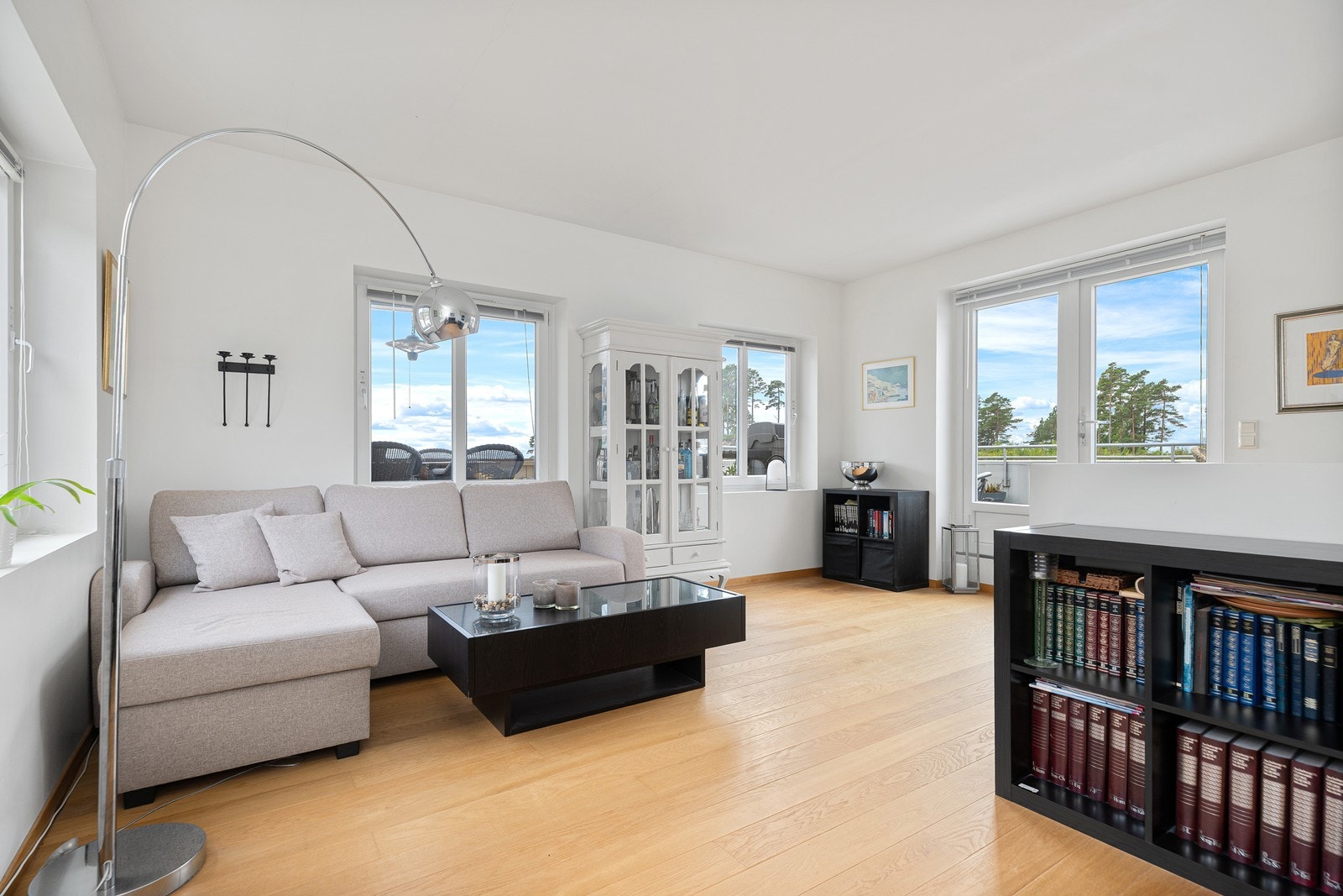 Fra stuen har man adkomst ut til flott og solrikt uteområde Galleribilde