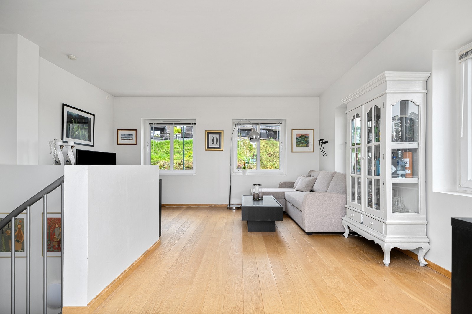 Lys og luftig loftstue med rikelig innslipp av naturlig lys som bidrar til økt romfølelse Galleribilde