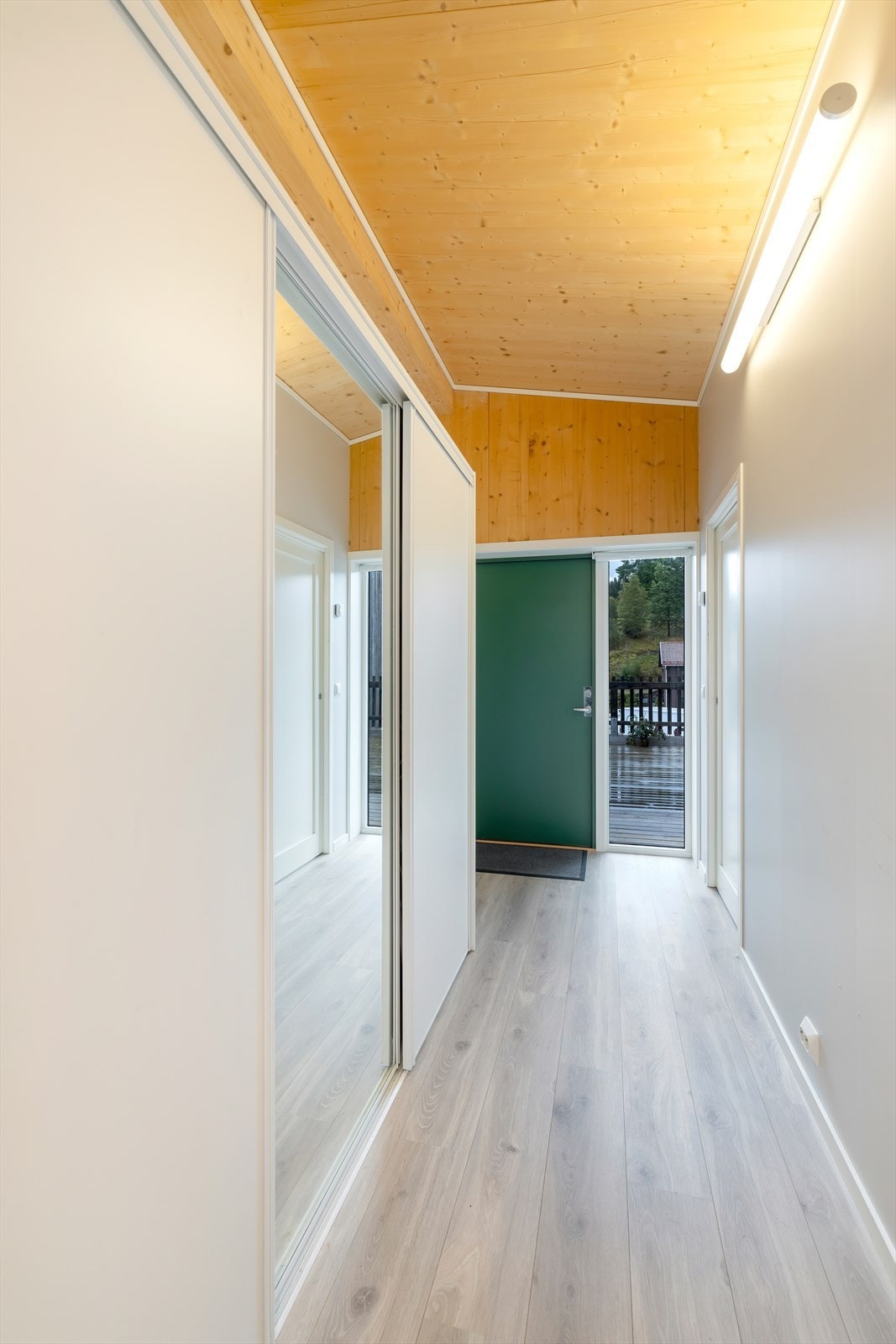 Skyvedørsgarderobe i entreen. Galleribilde