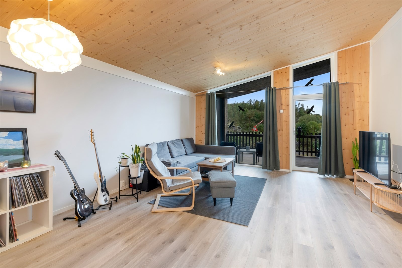 Stue med høy himling. Galleribilde