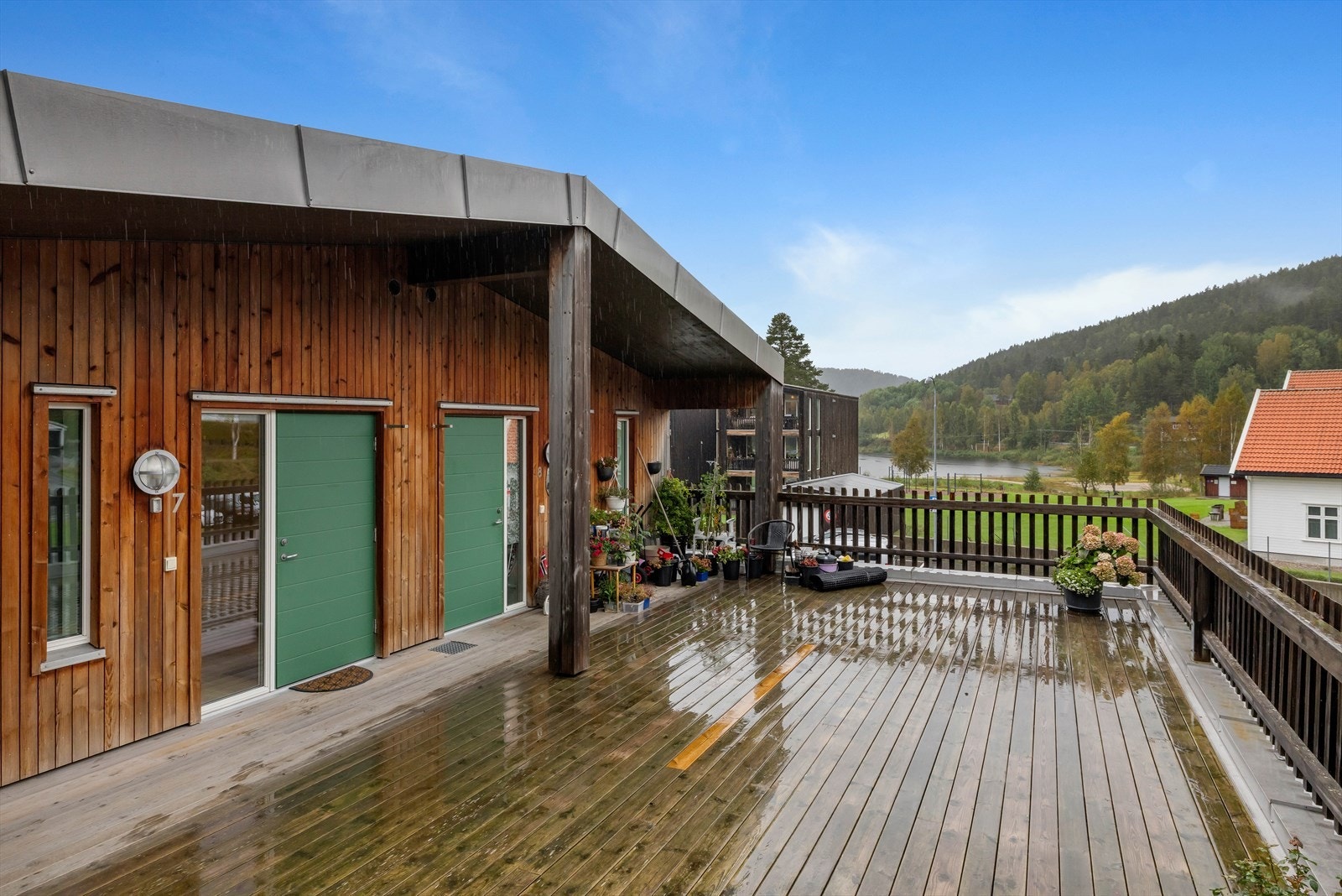 Stor fellesterrasse ved inngangspartiet. Galleribilde