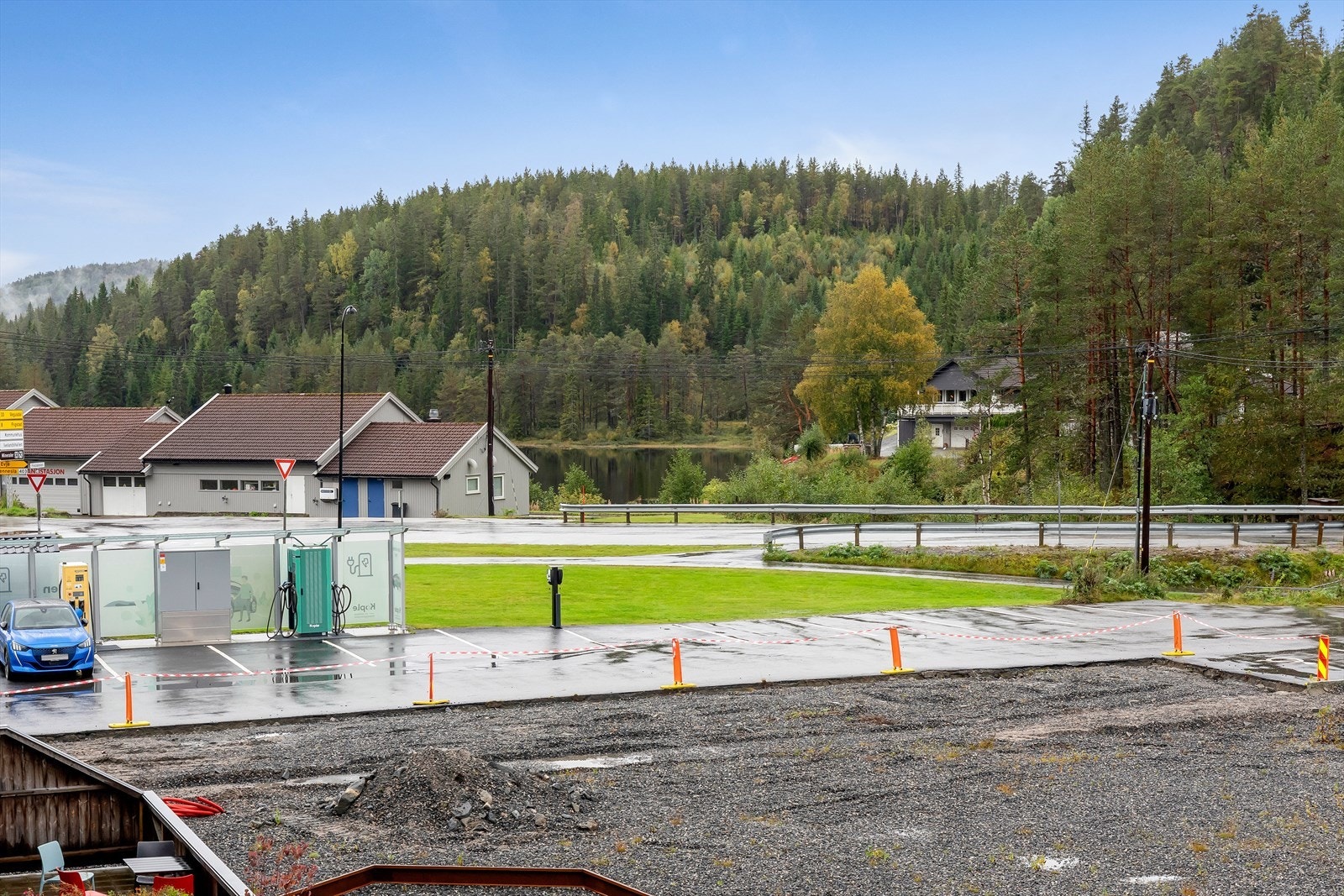 Parkering på felles parkeringsplass. Mulighet for leie av plass i parkeringskjeller. Galleribilde