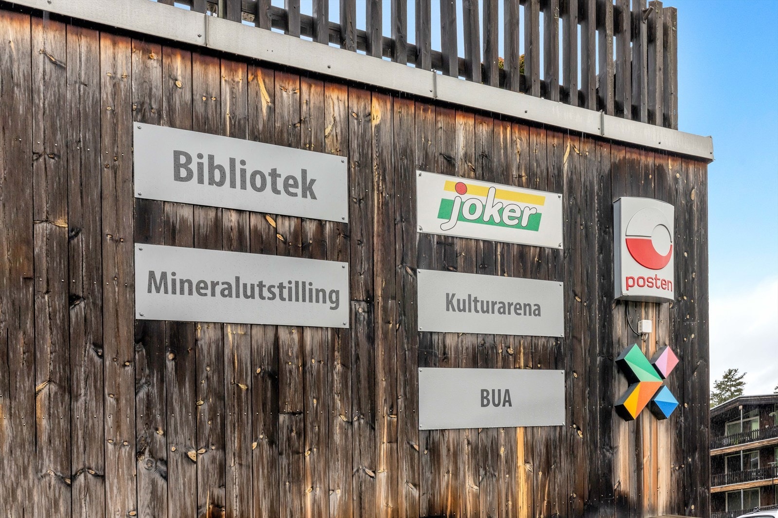 Dagligvare, bibliotek og cafe i samme bygg. Galleribilde