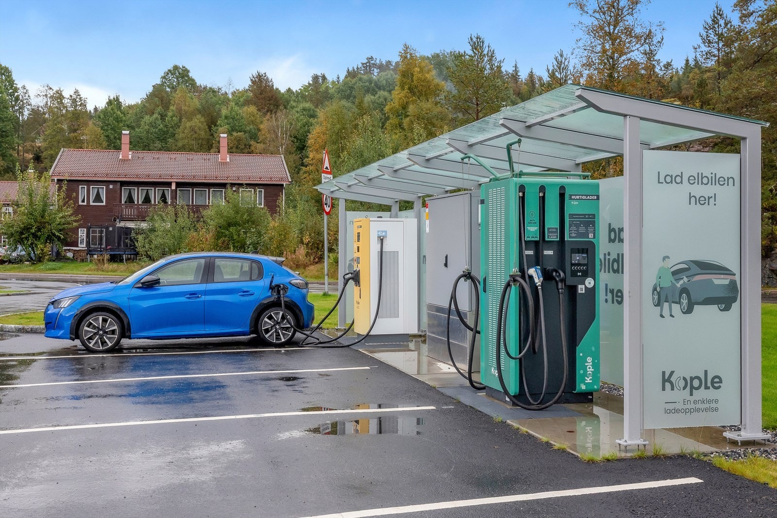 Elbil-lader like ved. Galleribilde