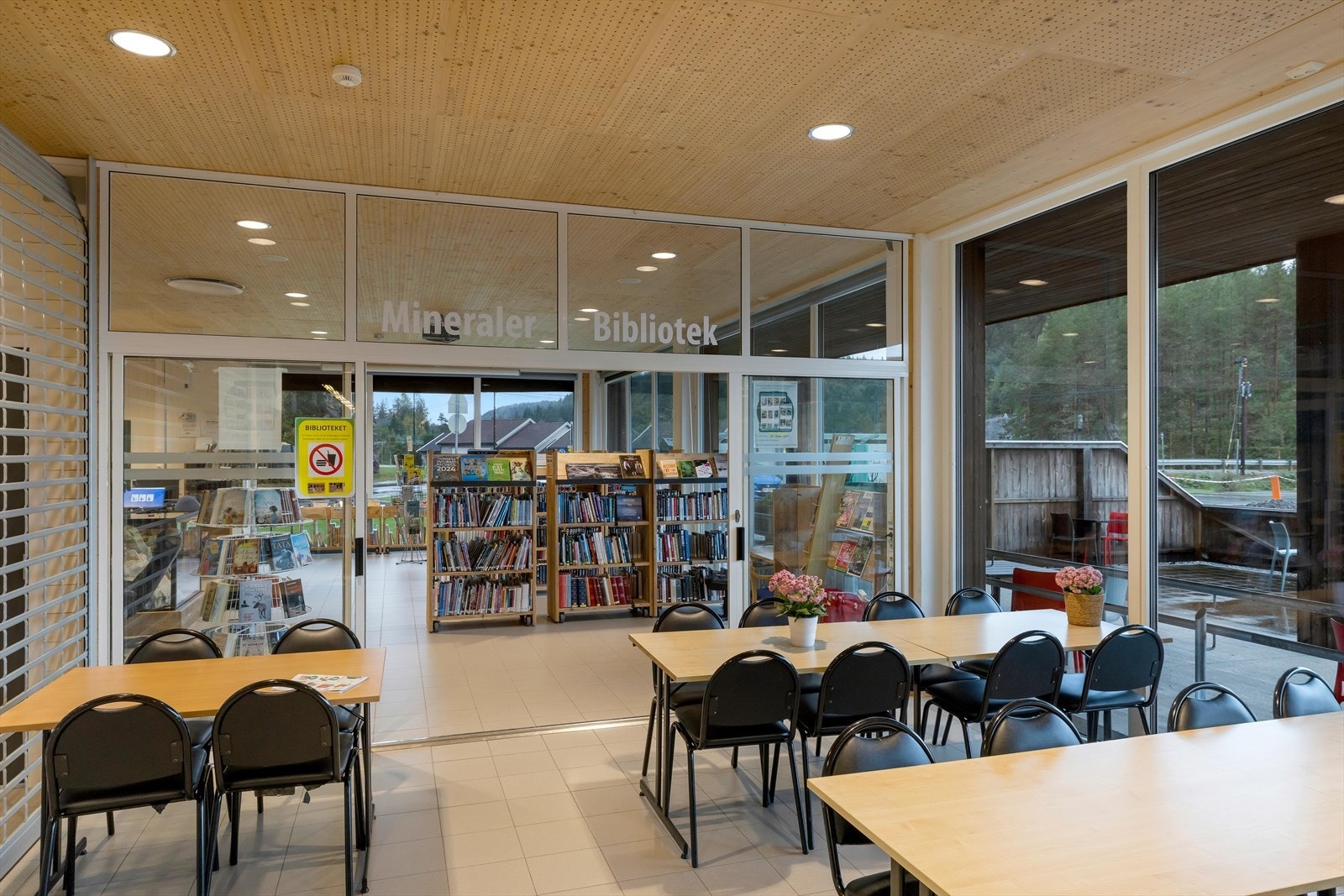 Cafe og bibliotek. Galleribilde