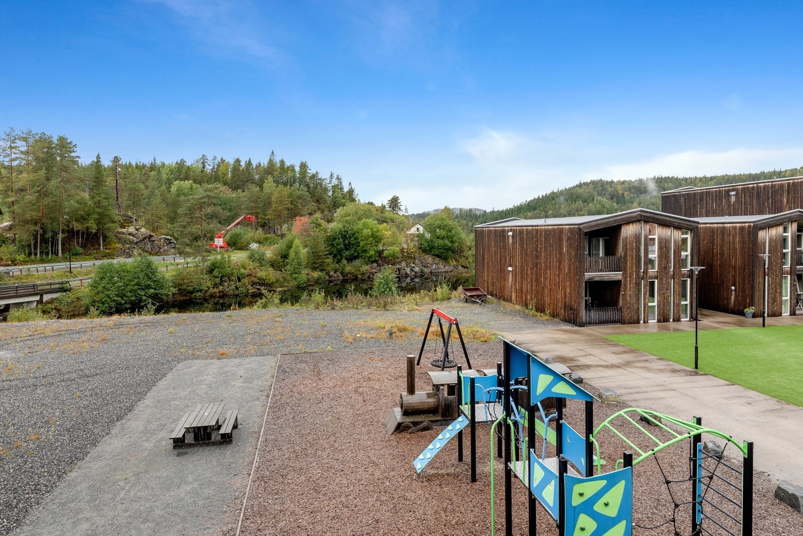 Pent opparbeidet fellesareal med lekeplass. Galleribilde