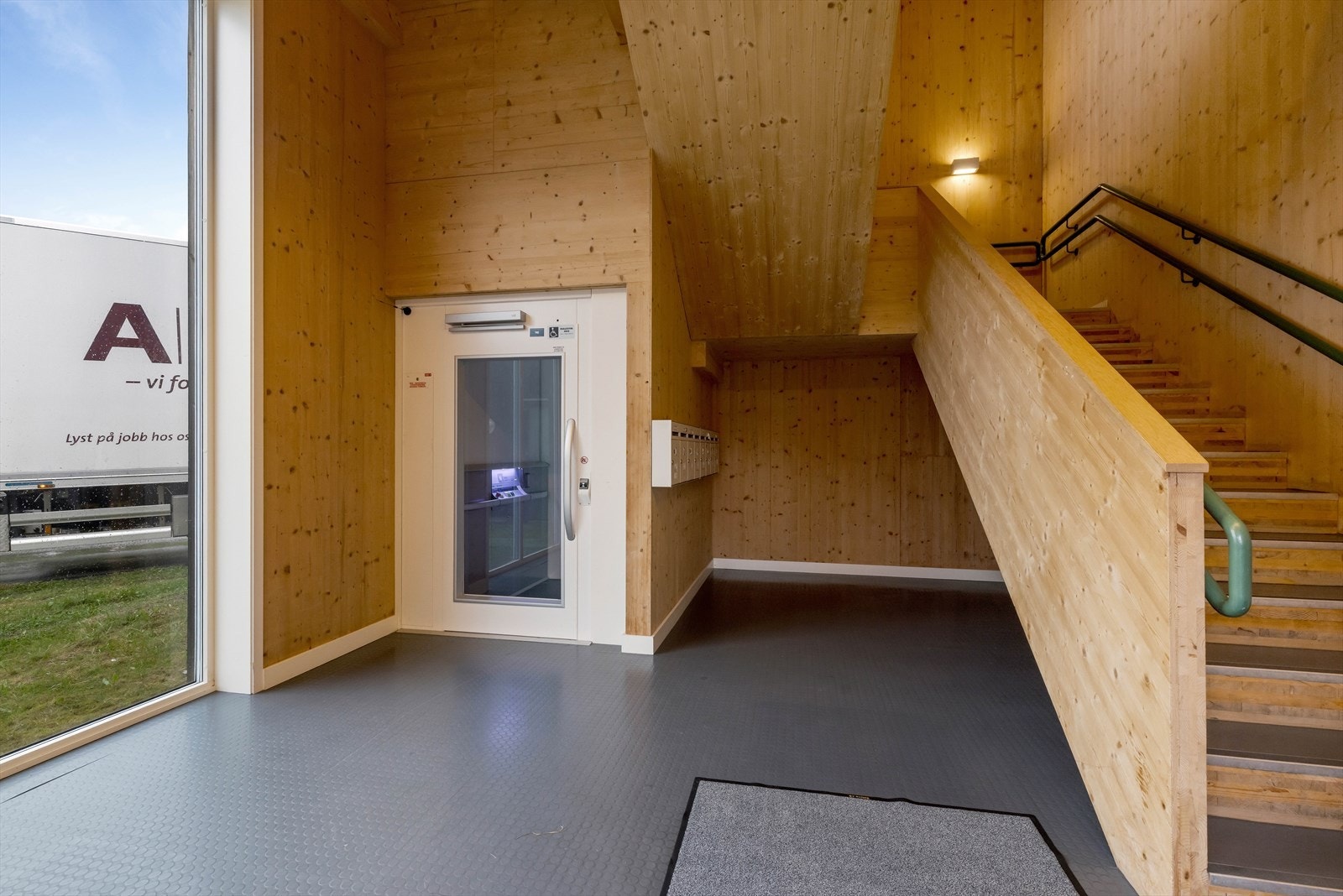 Fellesinngang med heis. Galleribilde