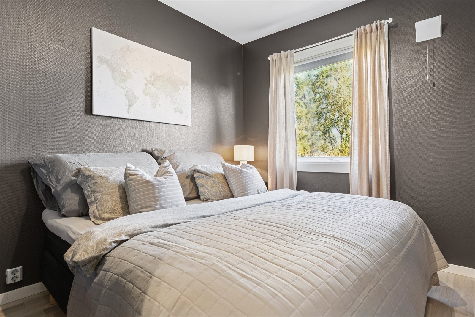 Soverommet er på ca. 9 kvm, fra soverommet er det utsikt mot flotte grøntarealer. Galleribilde