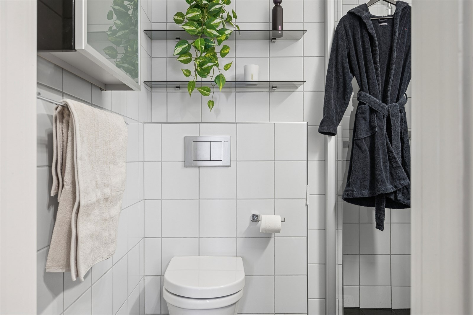 Moderne baderom med fliser på gulv og vegger og mekanisk avtrekk. Galleribilde