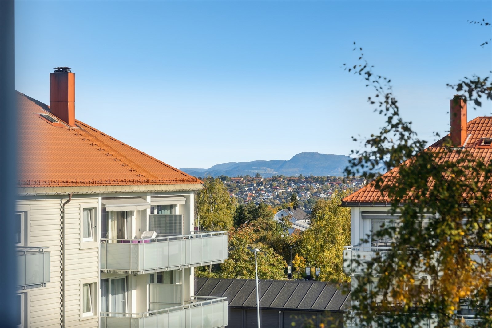 Fin utsikt mot soloppgang og by. Galleribilde