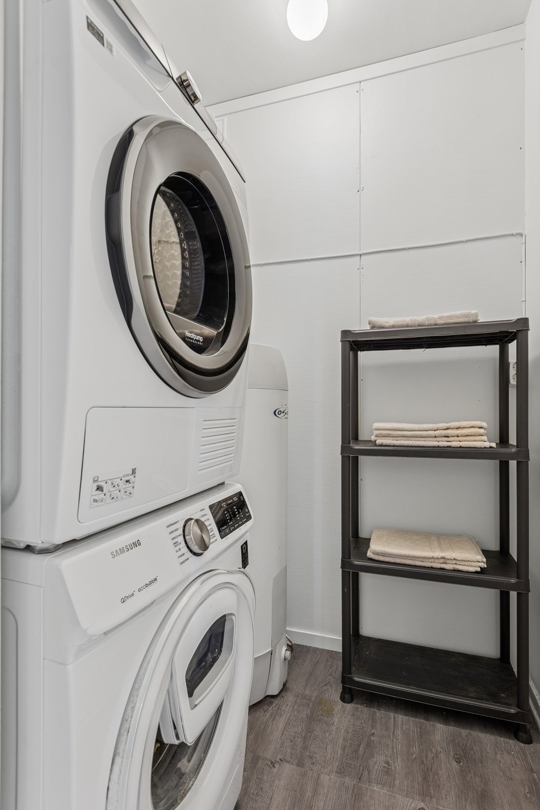 Praktisk vaskerom med opplegg for både vaskemaskin og tørketrommel. Her finner du også varmtvannstank og lagringsplass. Galleribilde