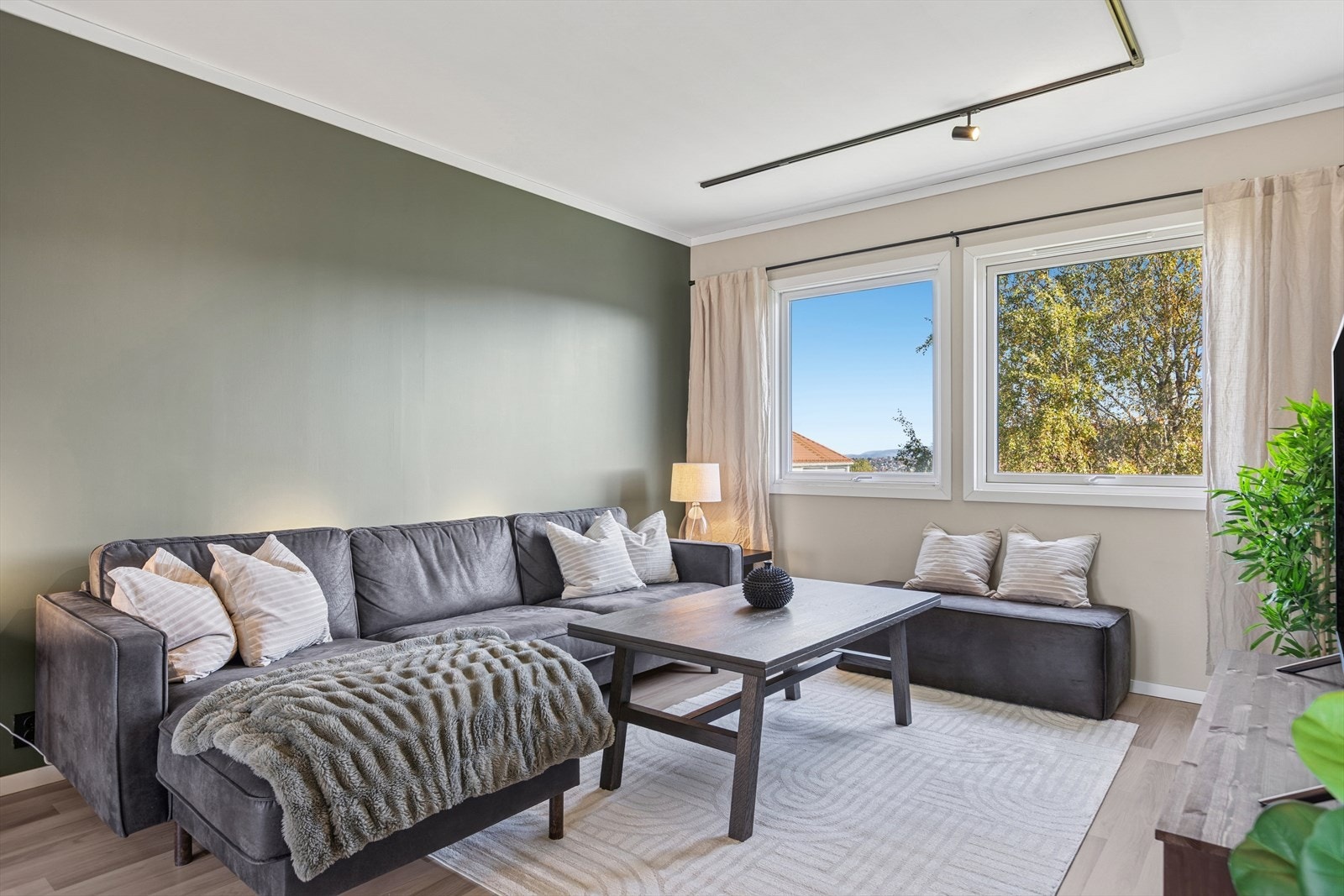 Stuen er enkel å innrede og har flere "soner" Galleribilde