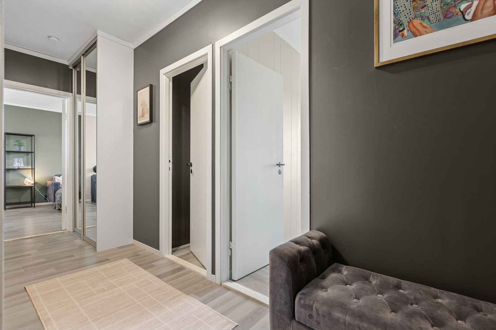 Gangen deler leiligheten fint inn i ulike soner. Galleribilde