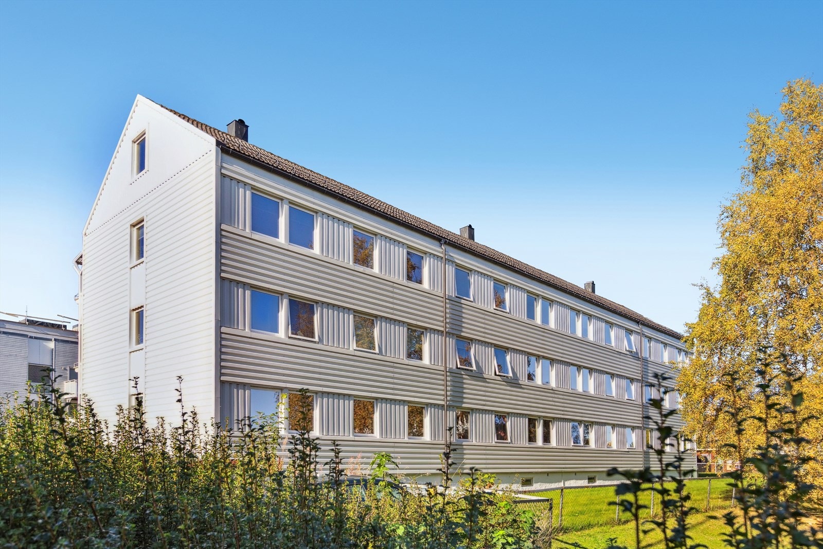 Gangavstand til skoler, barnehager, treningssenter, buss (første stopp på linje 3 - alltid sitteplass), trikk, butikker og helårs aktivitetspark. Galleribilde