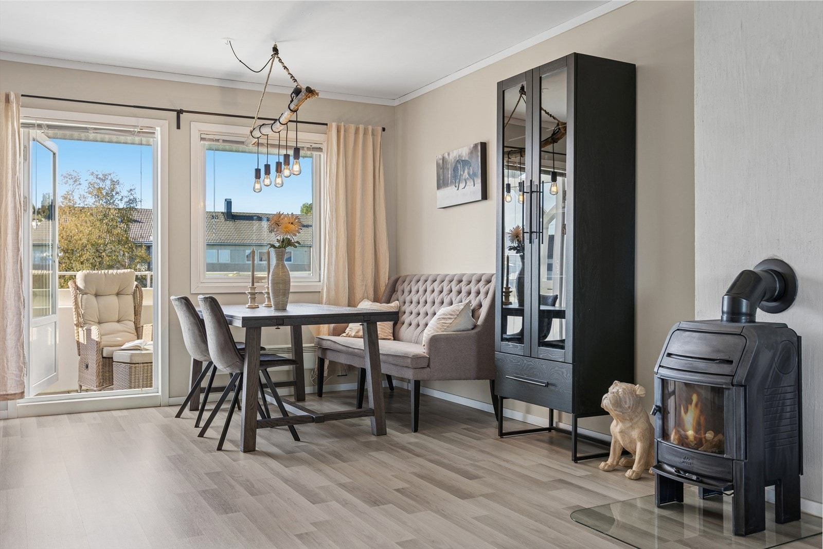 I boligen er det elektrisk oppvarming og peis for lun varme på kaldere dager. Galleribilde