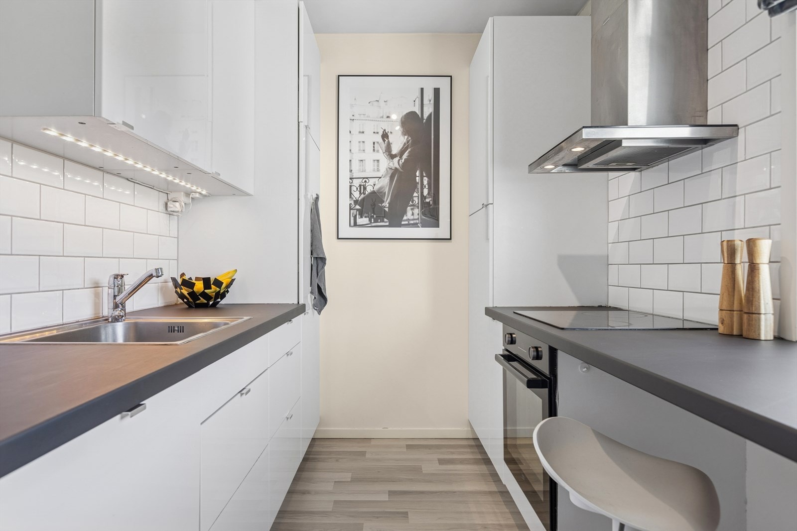 Kjøkkenet er fullt utstyrt og har en praktisk barbenk med plass til 2 barstoler, kjønnebenken er beiset på nytt i 2025. Galleribilde