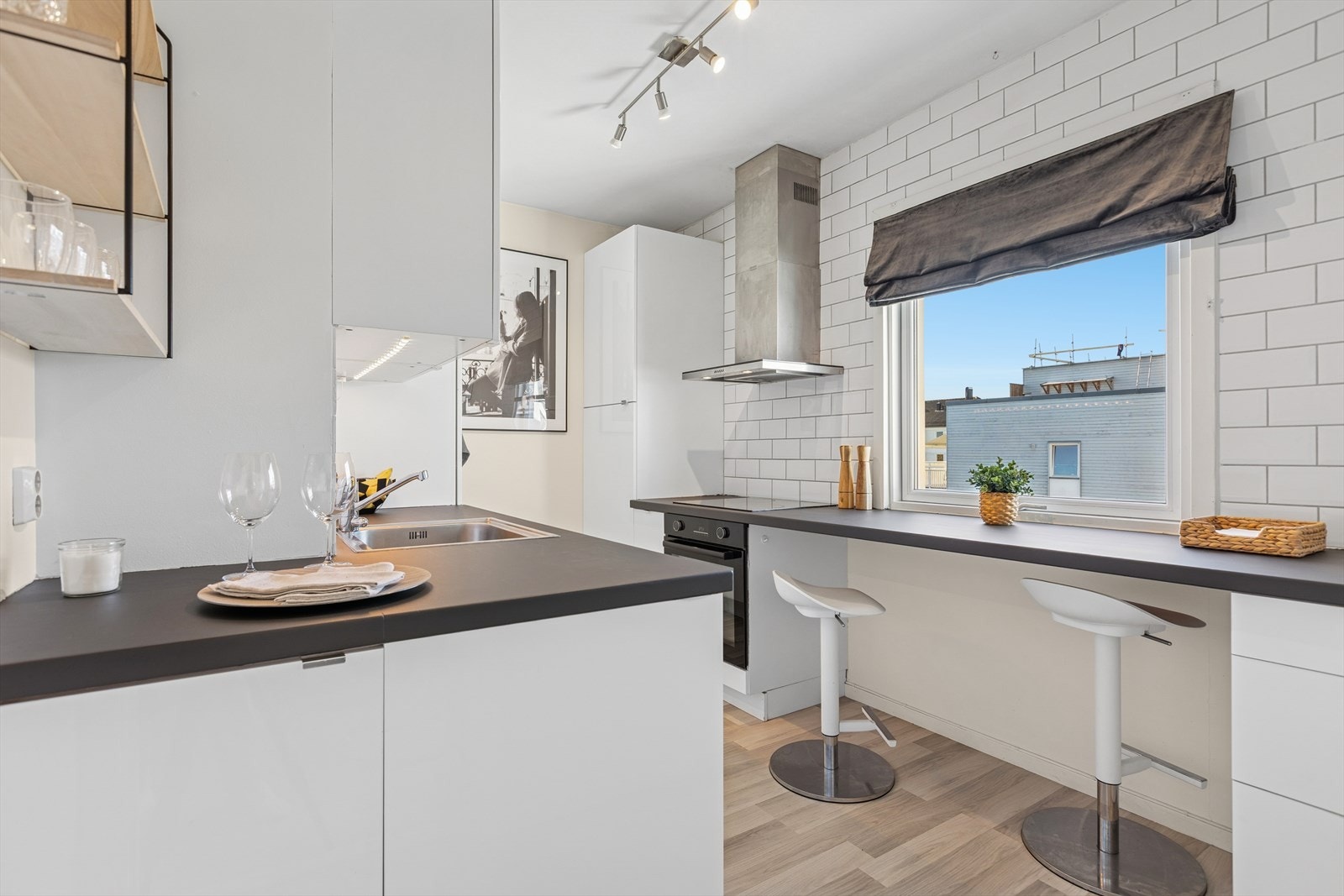 På kjøkken er det rikelig med skap og benkeplass. Galleribilde