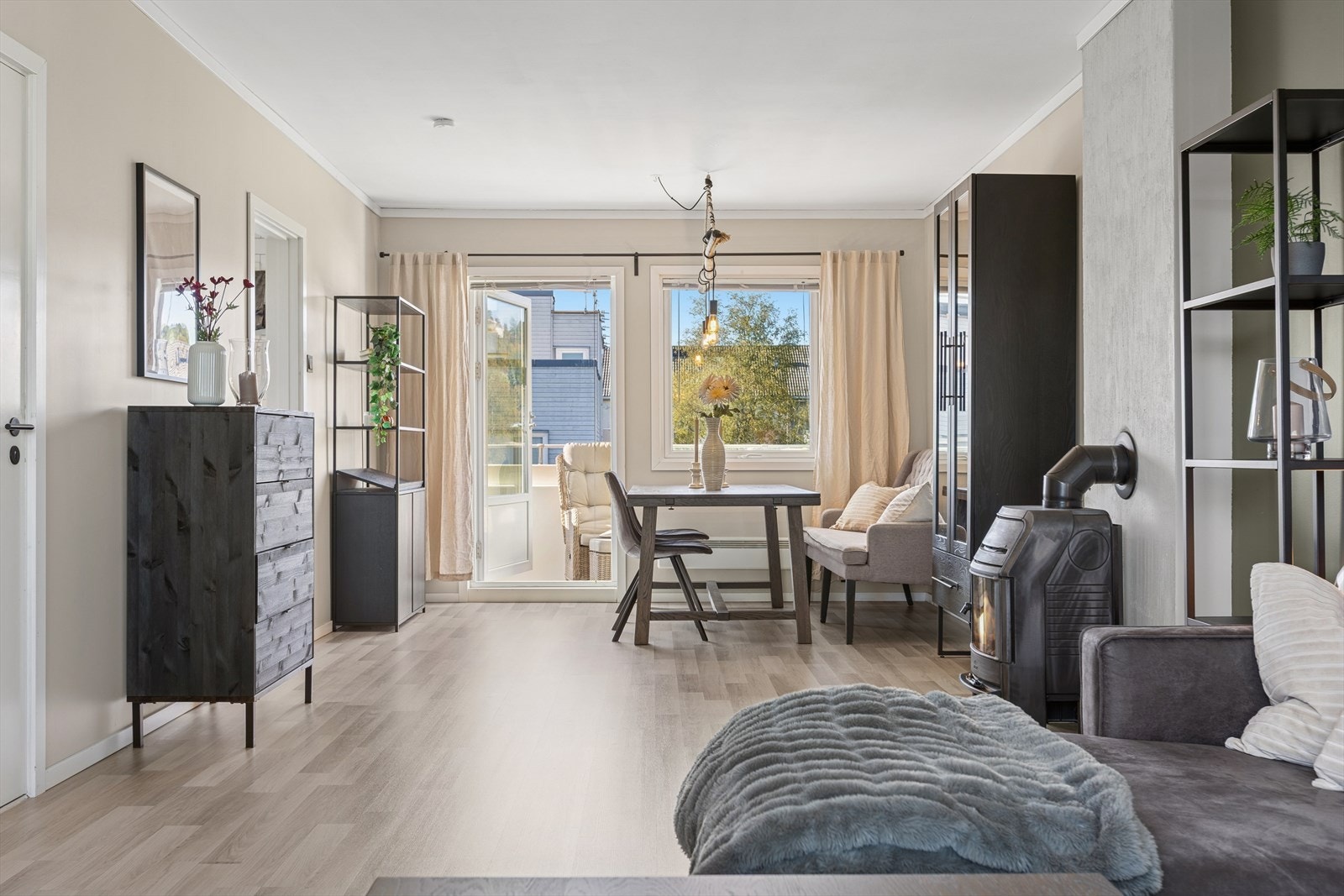 Leiligheten har en stor stue på hele 31 kvm med god plass til møblement. Galleribilde