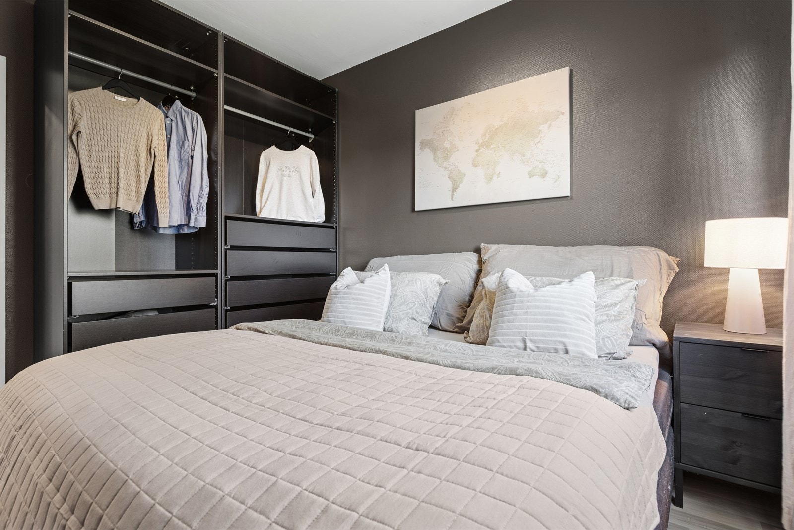 Hovedsoverommet byr på god plass til dobbeltseng og garderobeløsning. Galleribilde