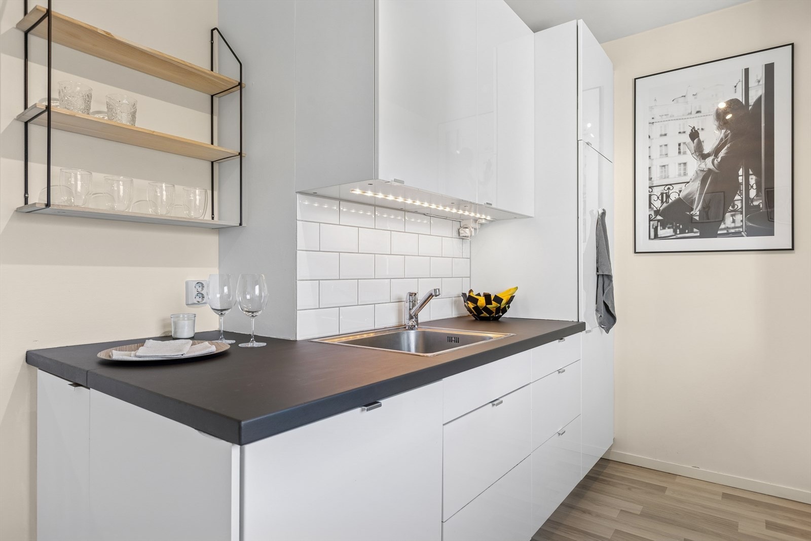 Kjøkken malt i tidløse fronter med benkeplate av tre. Galleribilde