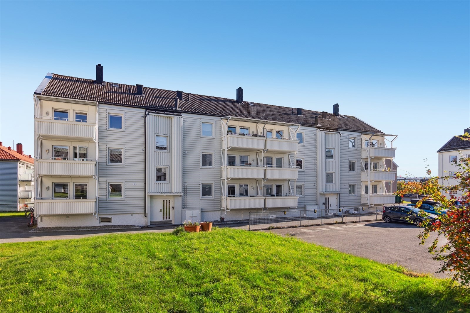 Boligblokken har et tidløst uttrykk, og balkongene ble malt nå i høst. Leiligheten ligger i 3. etasje, sentralt plassert midt i blokken. Galleribilde