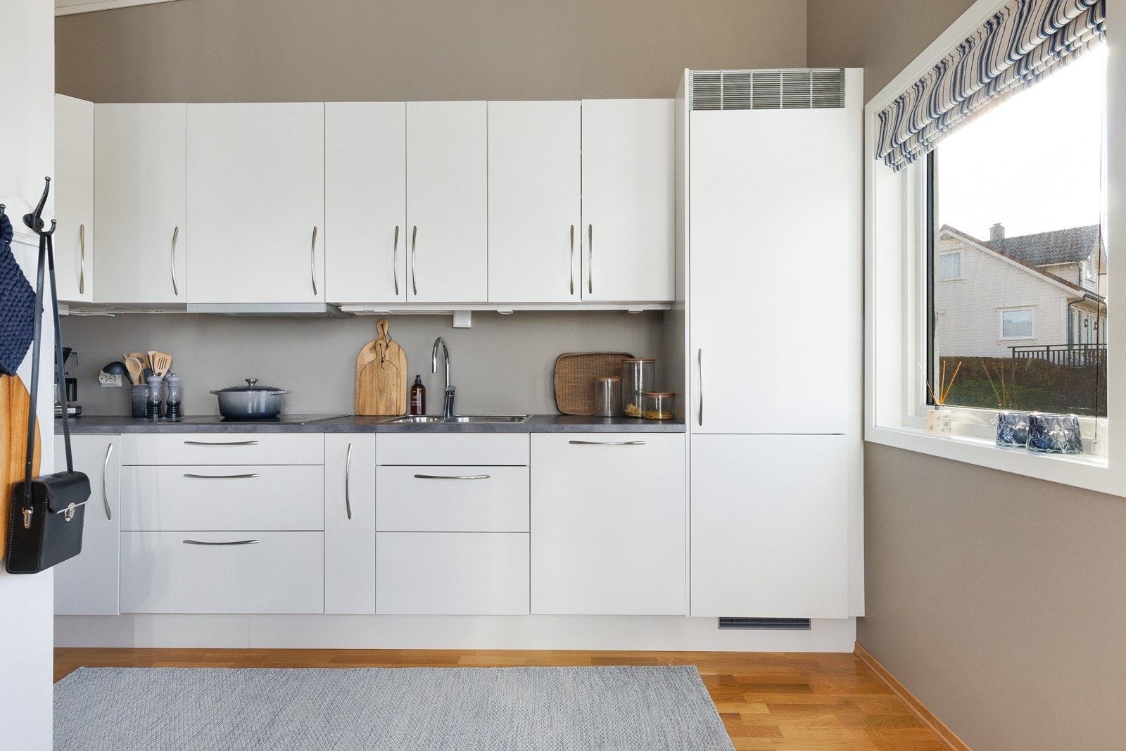 Kjøkkenet har god skap-, skuffe- og benkeplass. Galleribilde