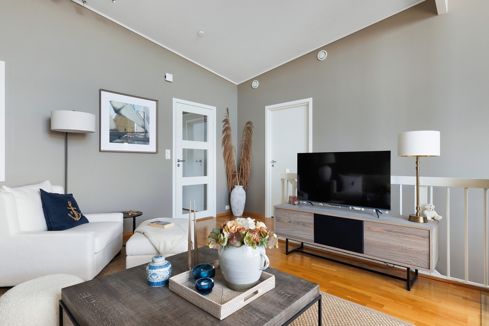 I hovedetasjen er det stue, kjøkken, 1 soverom, entré/gang og gjestetoalett. Galleribilde