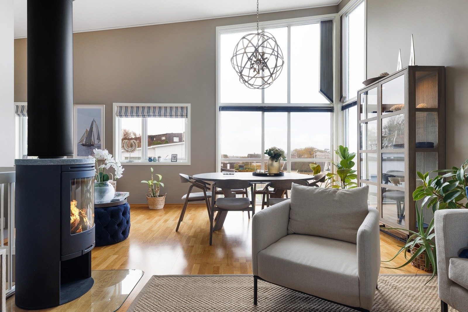 Som oppvarming er det vedovn i stue, varmekabler på bad og vaskerom og varmepumpe i gang underetasje. Galleribilde