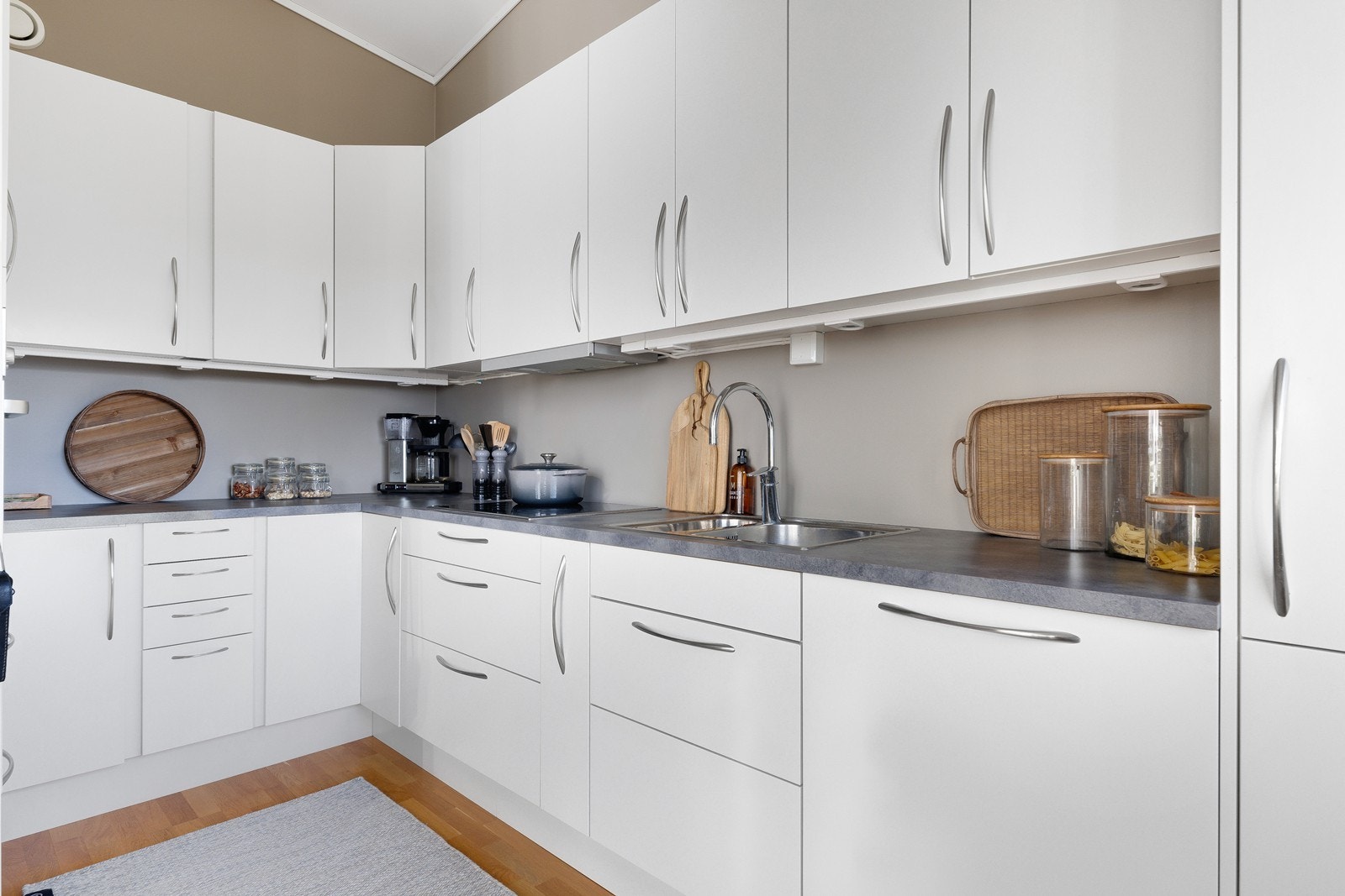 Praktisk U-form - ingegrerte hvitevarer. Galleribilde