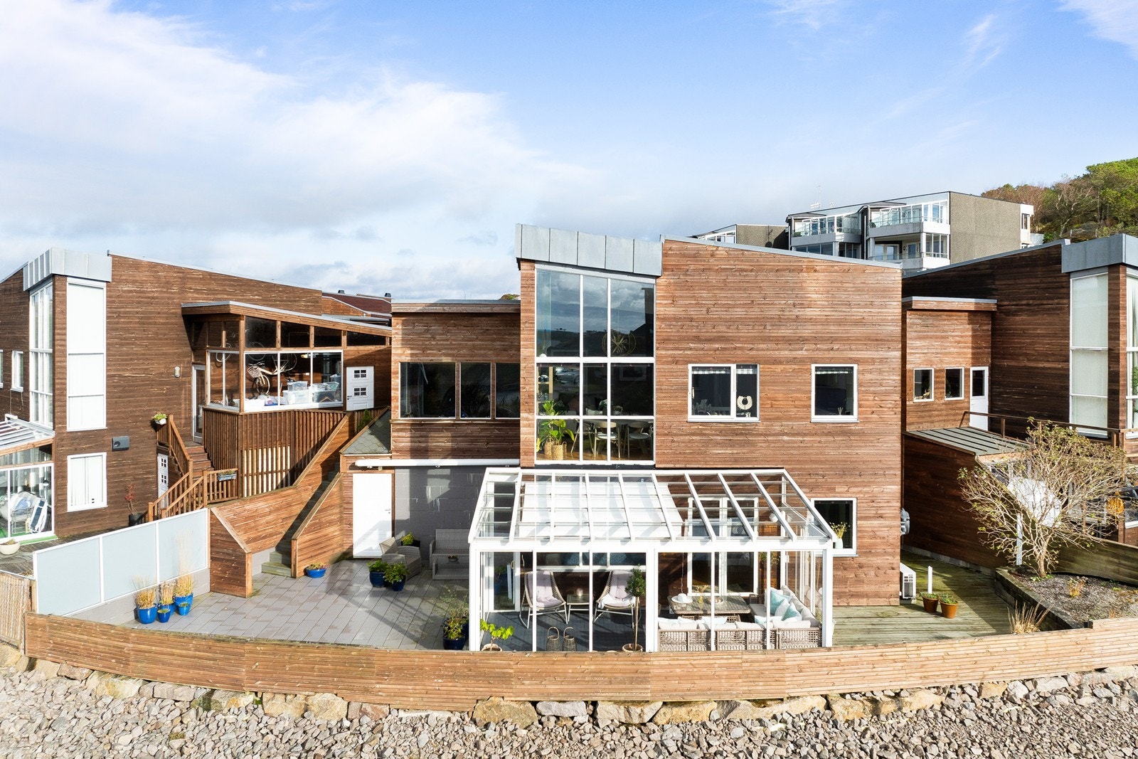 Fin fasade og solrikt uteområde. Galleribilde