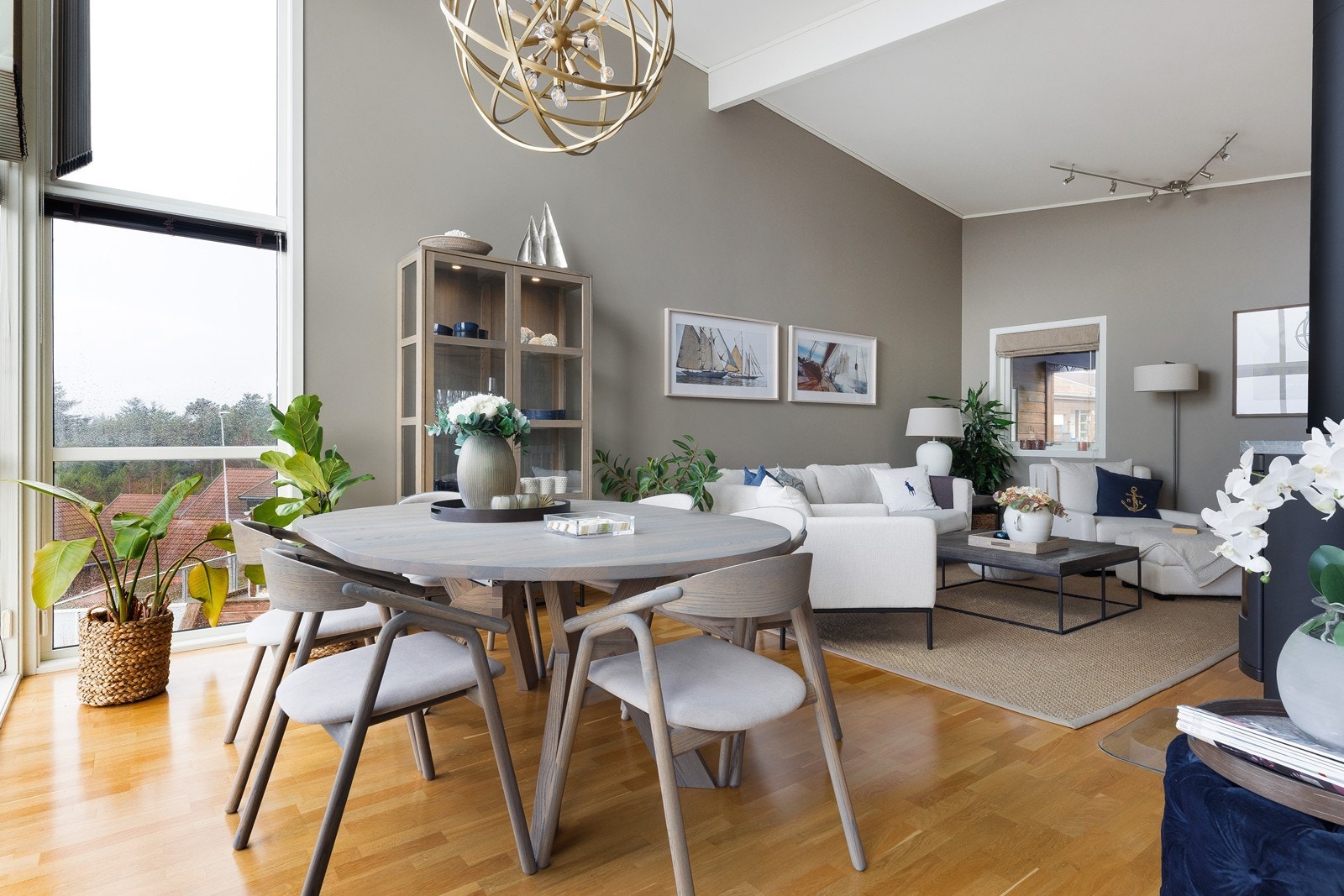 God plass til spisebord og sofagruppe. Galleribilde