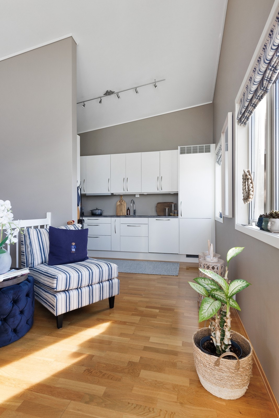 Stue/kjøkken - tidløst lyst kjøkken Galleribilde