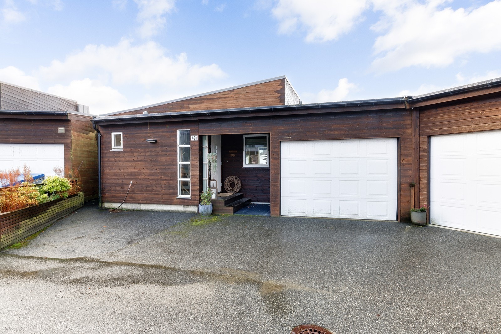 Inngangsparti/gårdsrom/garasje. Boligen er tilknyttet realsameie for felles gjesteparkering og noe vei. Galleribilde