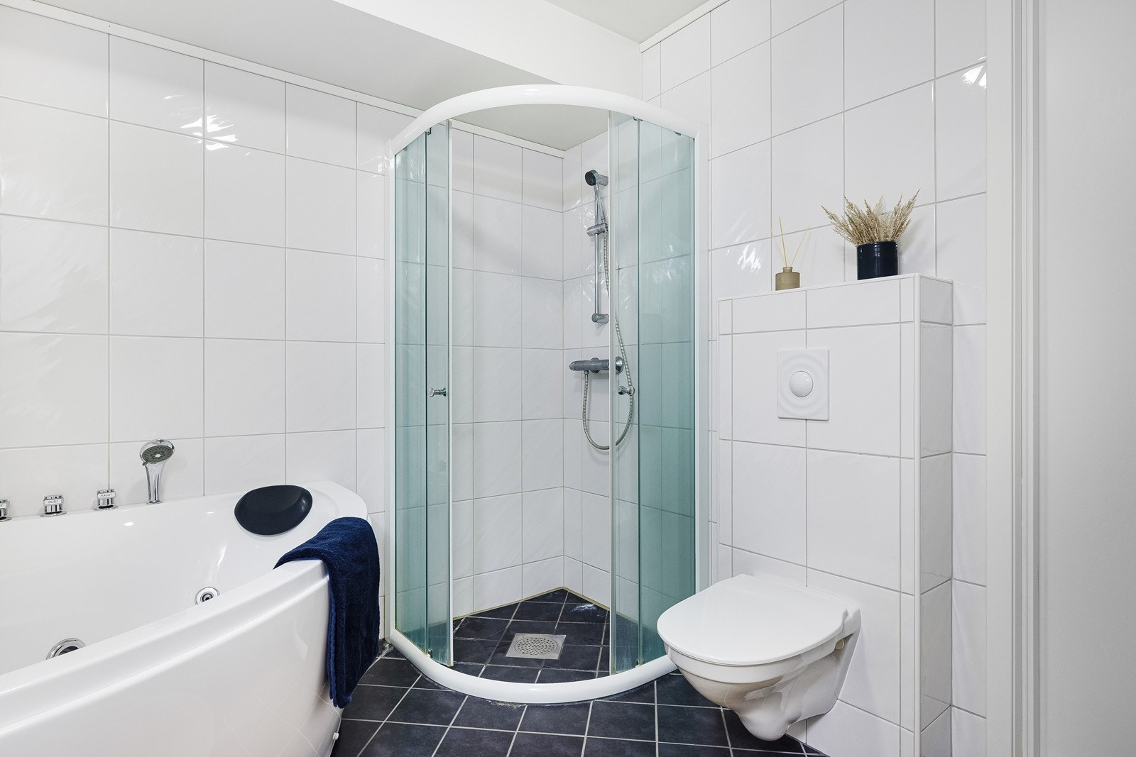 Fliser på gulv og vegg. Galleribilde