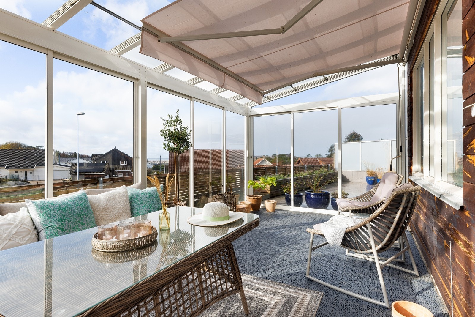 Her sitter man fin til skjermet for vind og innsyn. Galleribilde