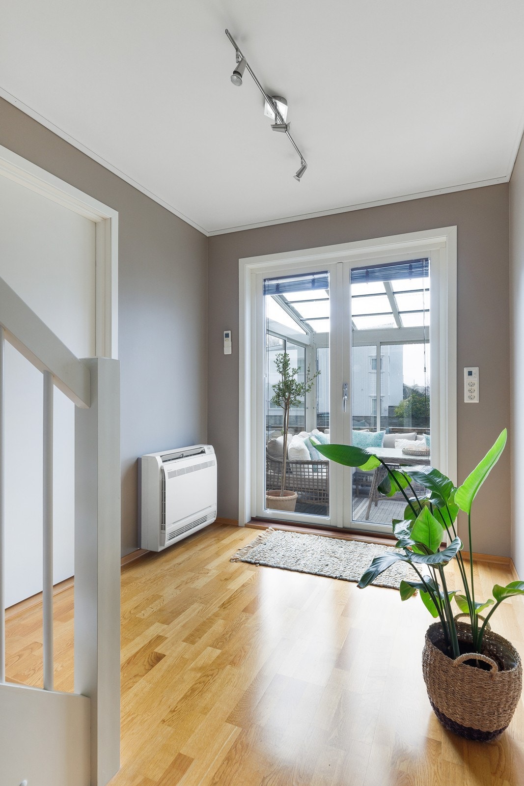 Direkte adkomt til hagestue/vinterhage og videre til terrasse. Galleribilde