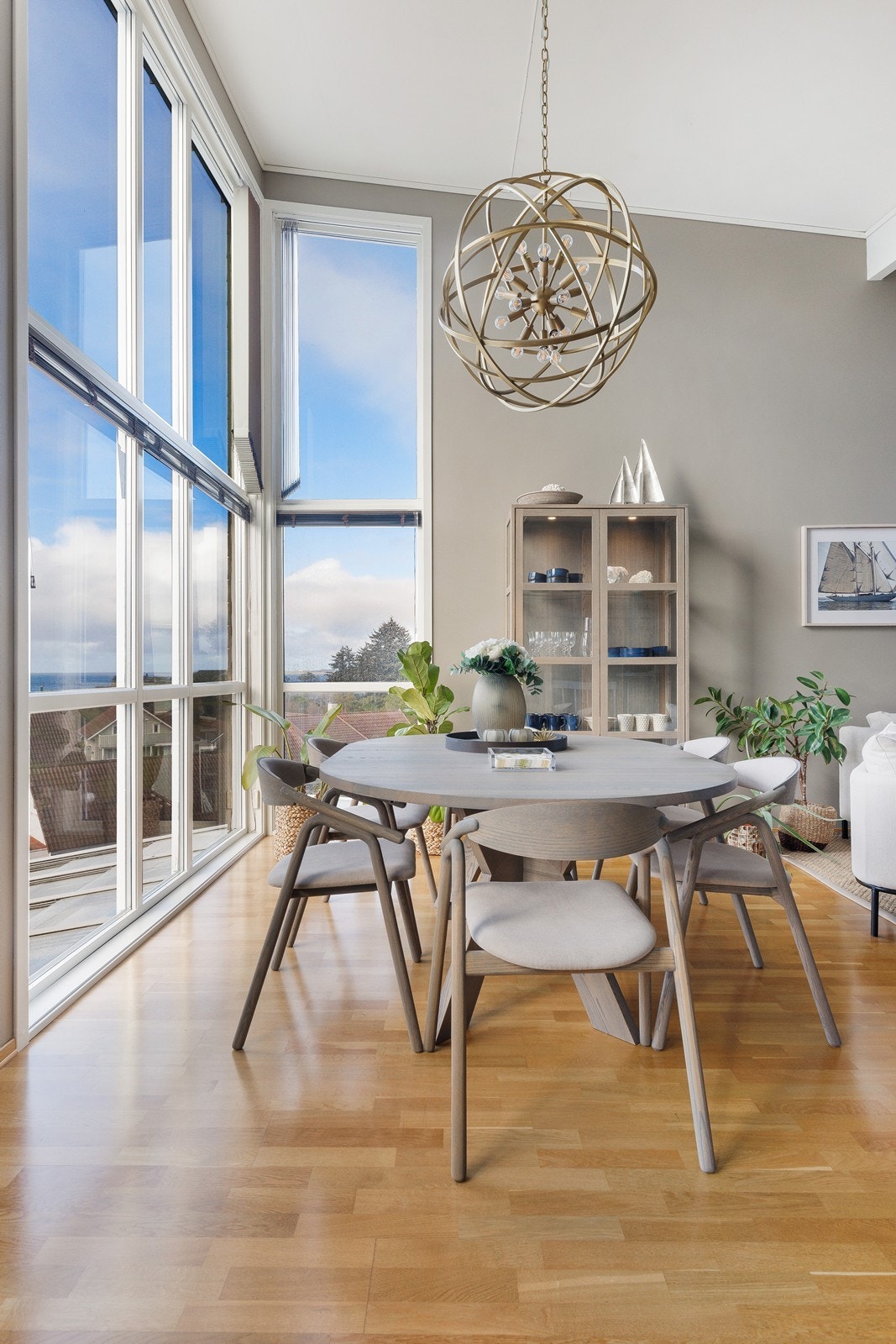 Lys og trivelig stue med god takhøyde og store vinduer i utsiktsretning. Galleribilde