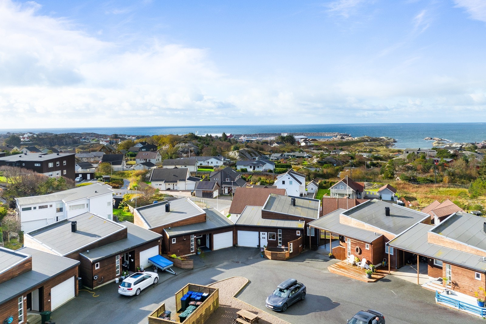 Nydelig utsikt og gode solforhold - parkering i garasje med elbil lader. Galleribilde