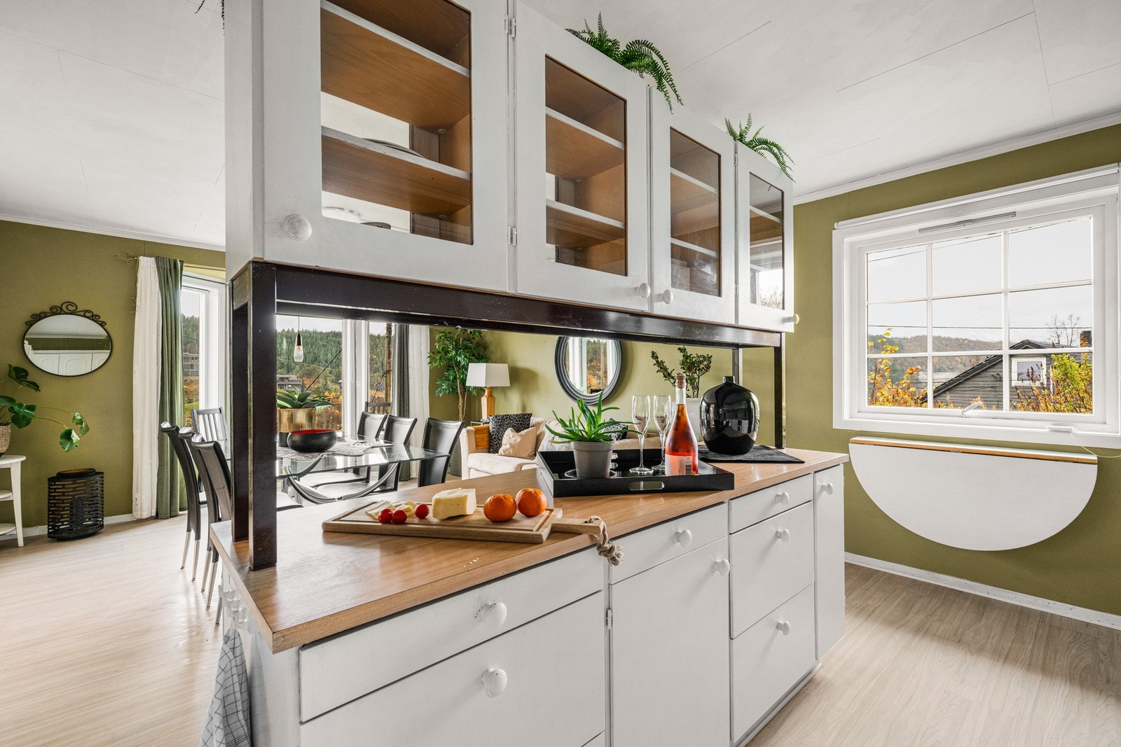 Praktisk kjøkkenøy med oppbevaringsmuligheter. Galleribilde