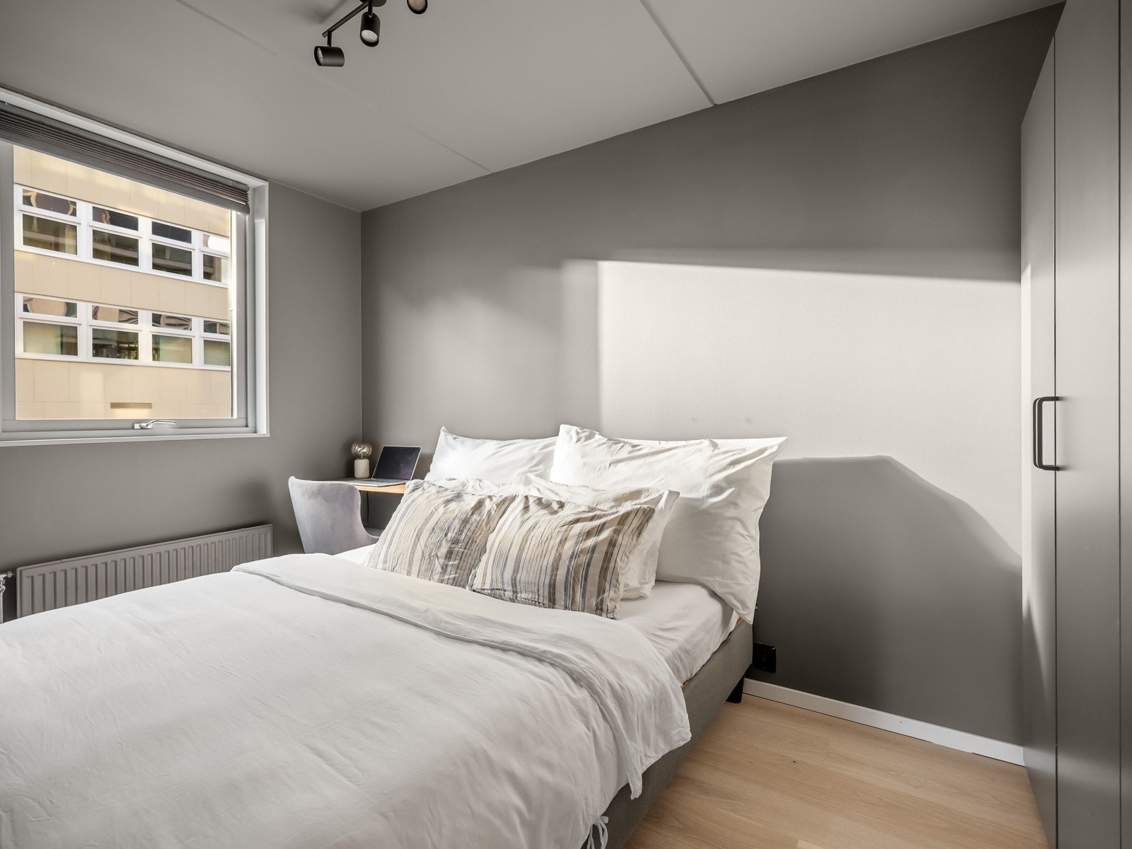 Hovedsoverommet er romslig og innbydende, med behagelige farger som skaper en rolig atmosfære. Galleribilde