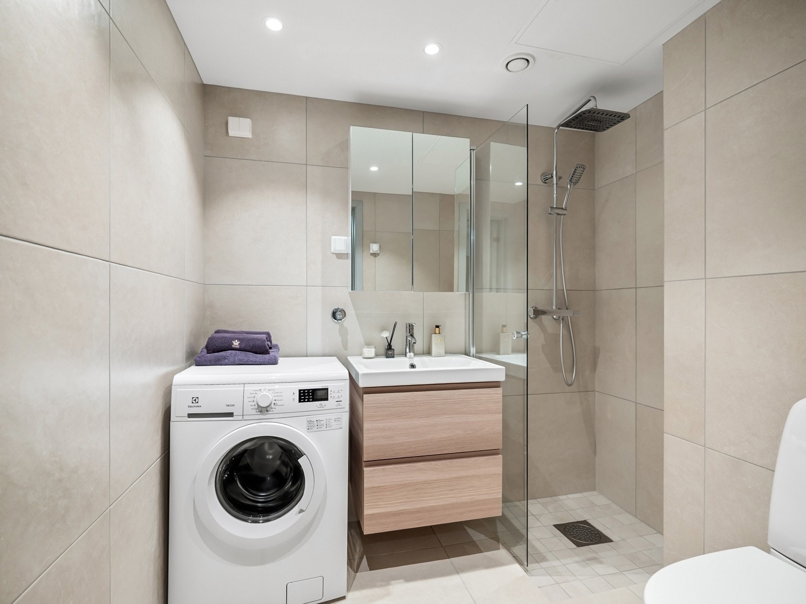 Badet ble pusset opp i 2023 og har flislagte gulv og vegger. Utstyrt med vannbåren gulvvarme, dimbare downlights og opplegg for vaskemaskin. Galleribilde