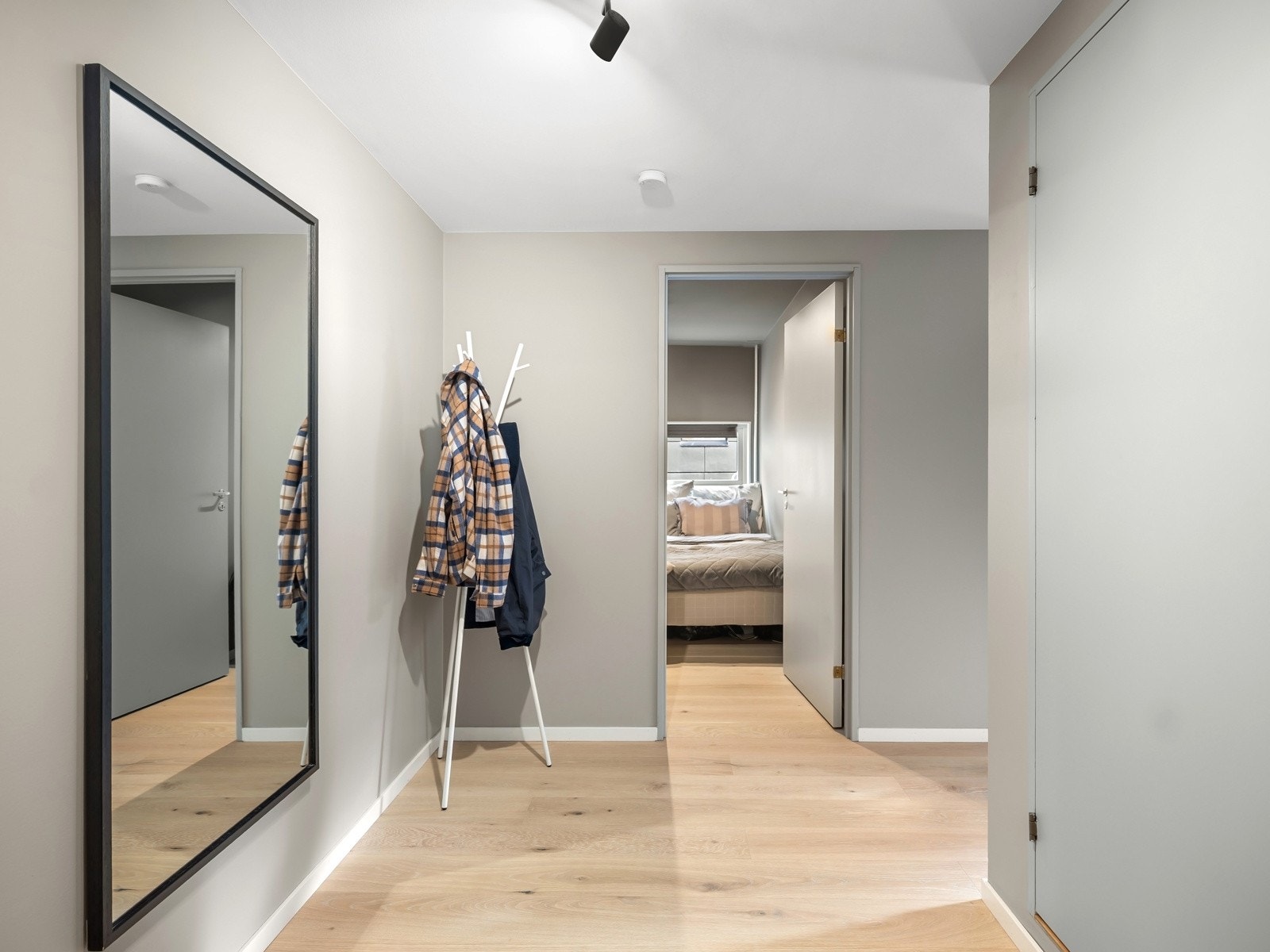 Entréen gir et godt førsteinntrykk av boligen og gir plass til oppheng av yttertøy og sko. Galleribilde