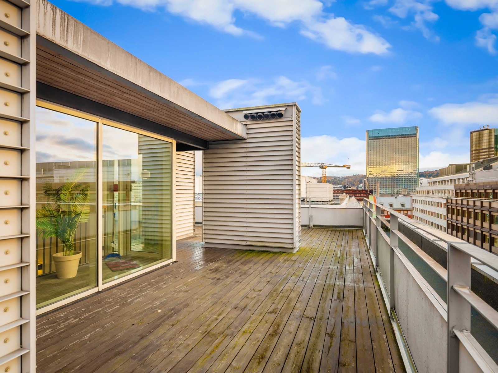 Borettslaget har en flott felles takterrasse med sol hele dagen. Galleribilde