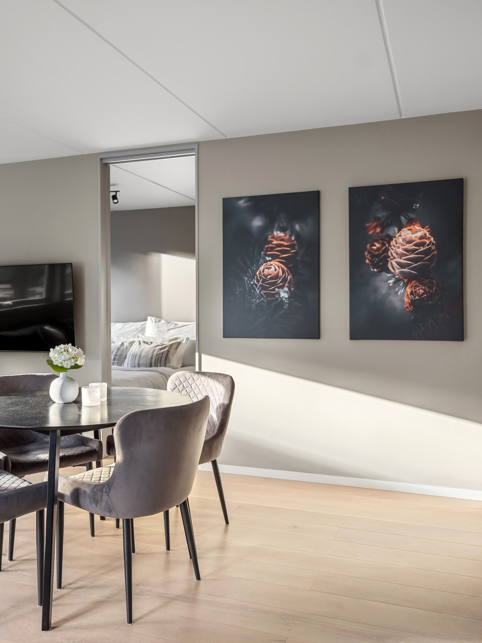 Fra stuen er det utgang til en sørøstvendt balkong på ca. 2,5 kvm. Balkongen har supre solforhold om sommeren, med sol fra ca. kl. 11.00 til 17-18-tiden på kvelden. Galleribilde