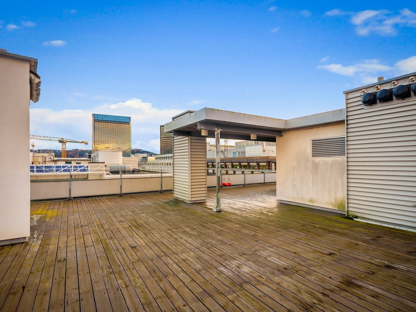 Terrassen møbleres på sommeren i soner og byr på fine muligheter for avslappende og sosiale dager utendørs. Galleribilde