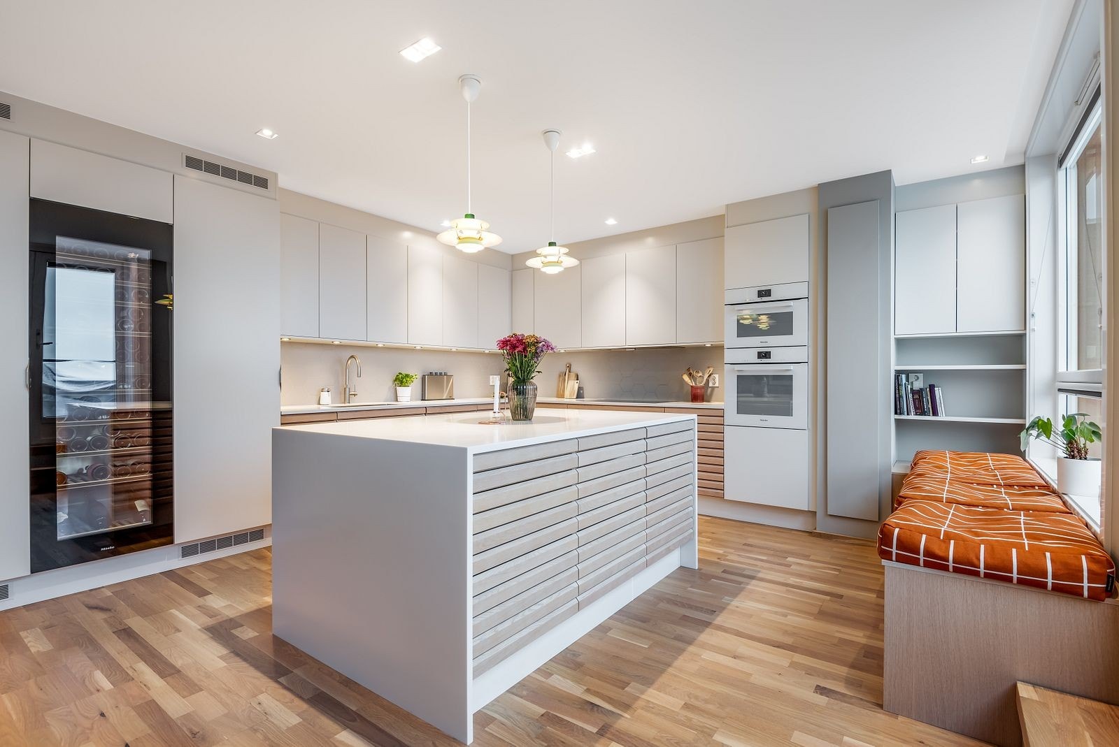 Moderne kjøkken med integrerte hvitevarer og godt med skapplass Galleribilde